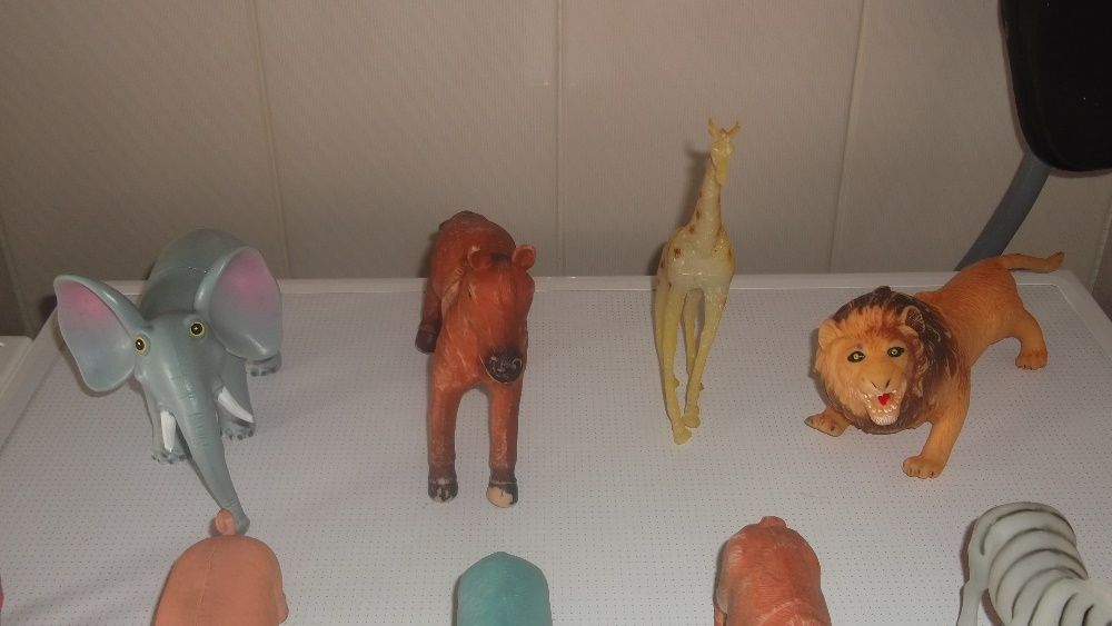 vários animais para criança brincar