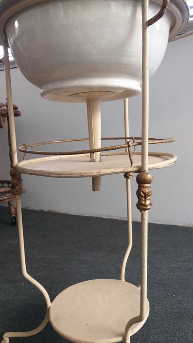 lavatório antigo em metal com bacia em cerâmica original