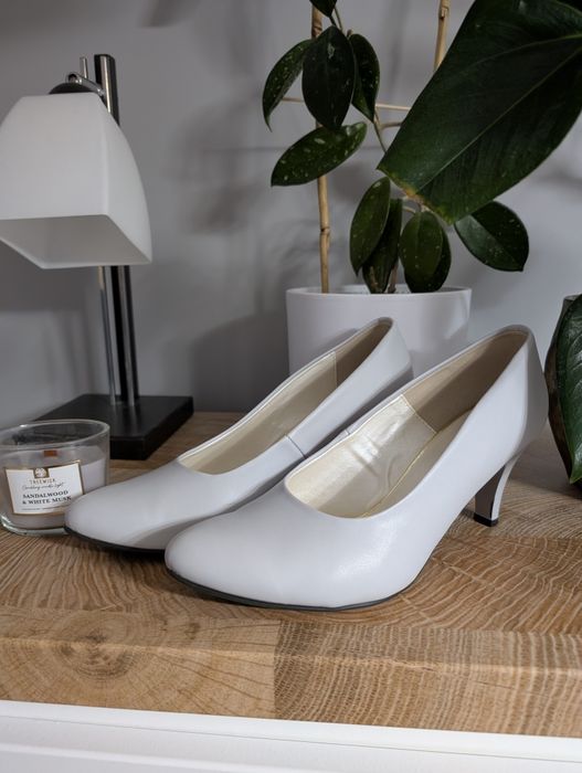 Jasnoszare, popielate buty na obcasie