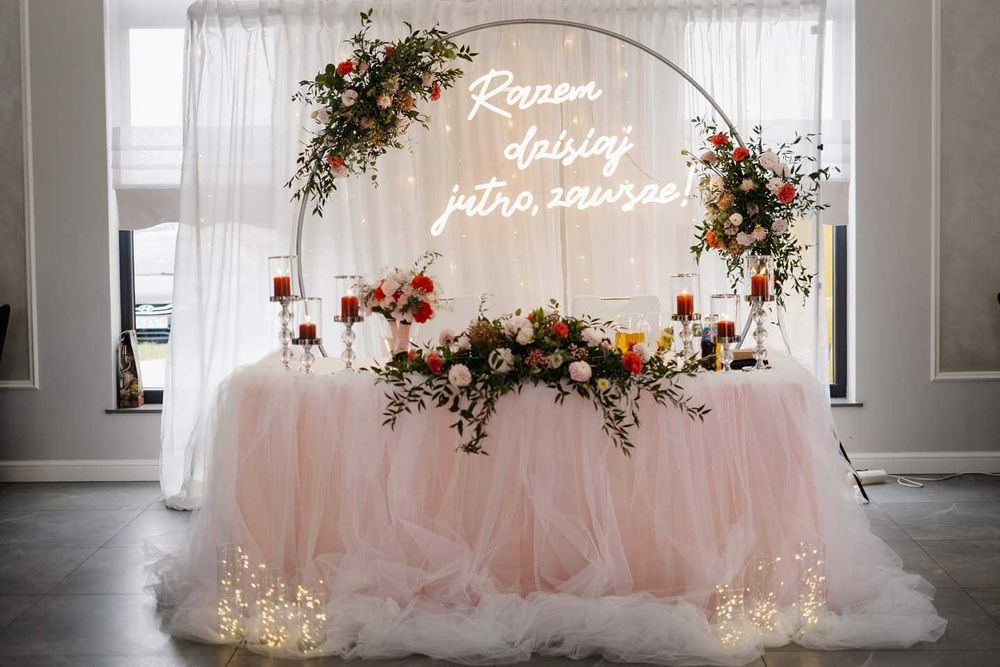 Ścianka pokrowce na krzesła ledon miłość biały dywan dekoracje kwiaty