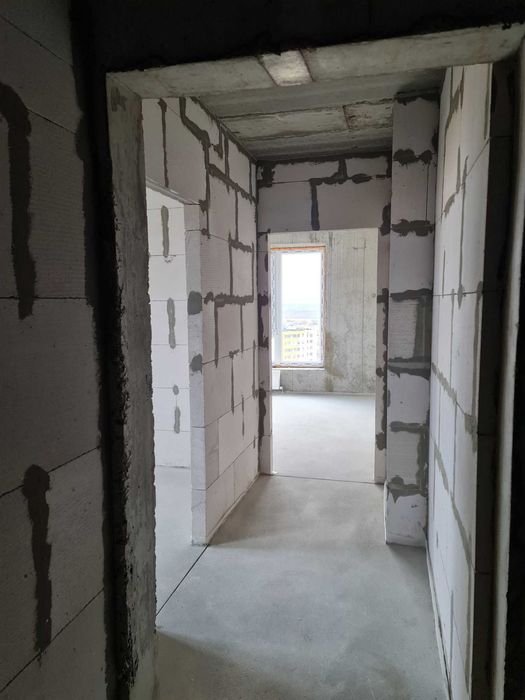 В продаже 2-комнатная квартира с возможностью перепланирования.