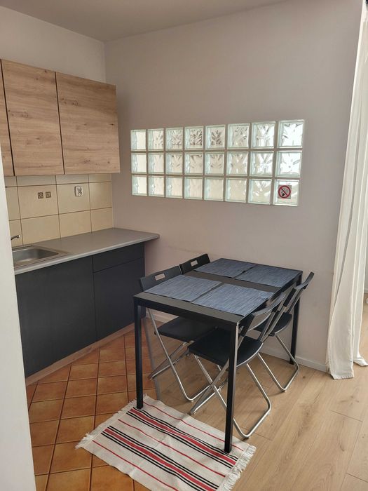 Apartament " Słoneczny " w Centrum ul. Szybka , noclegi Wrocław . Samodzielne mieszkanie dla 1 - 4 osób . Blisko PKP