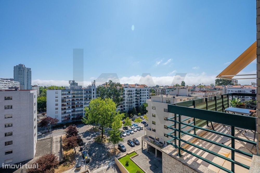 Apartamento T2 com varanda e garagem no Pinheiro Manso, Porto