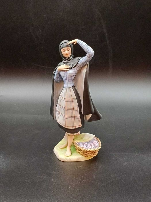 Esculturas das Regiões de Portugal da Vista Alegre