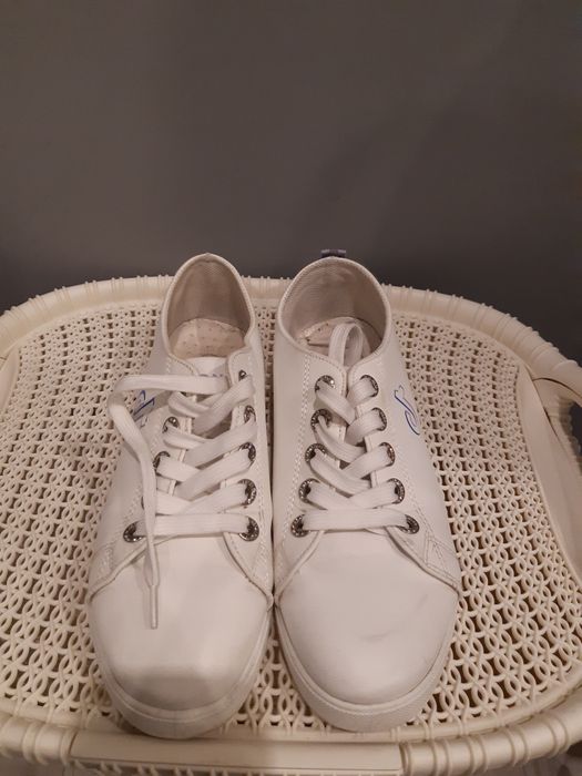 Białe lekkie trampki