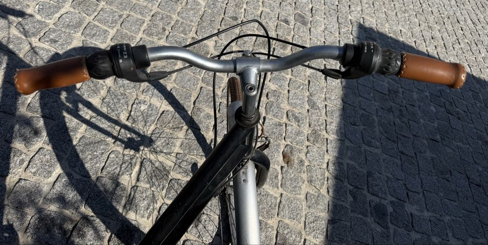 Bicicleta preta em bom estado