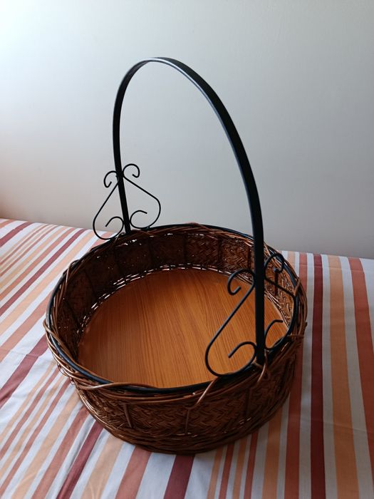 Cesto de vime com ferro fundido preto