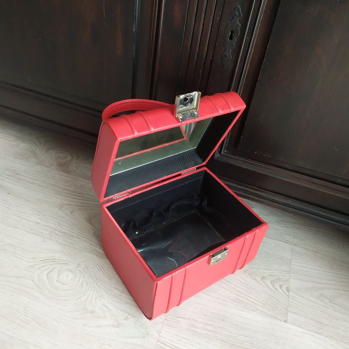 Kuferek na kosmetyki
