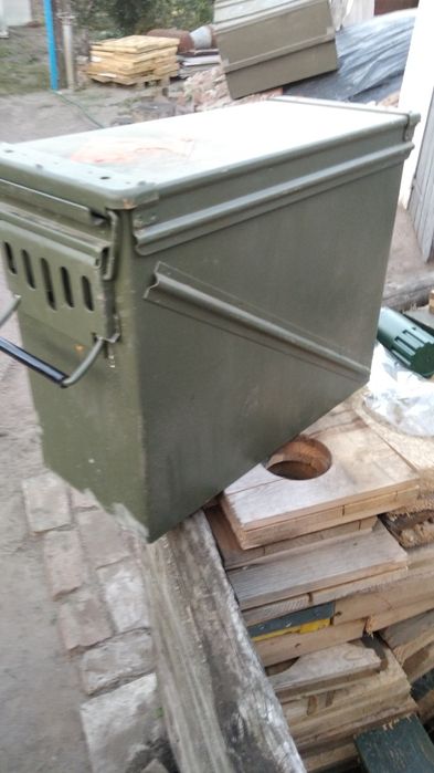 Металевий ящик герметичний.