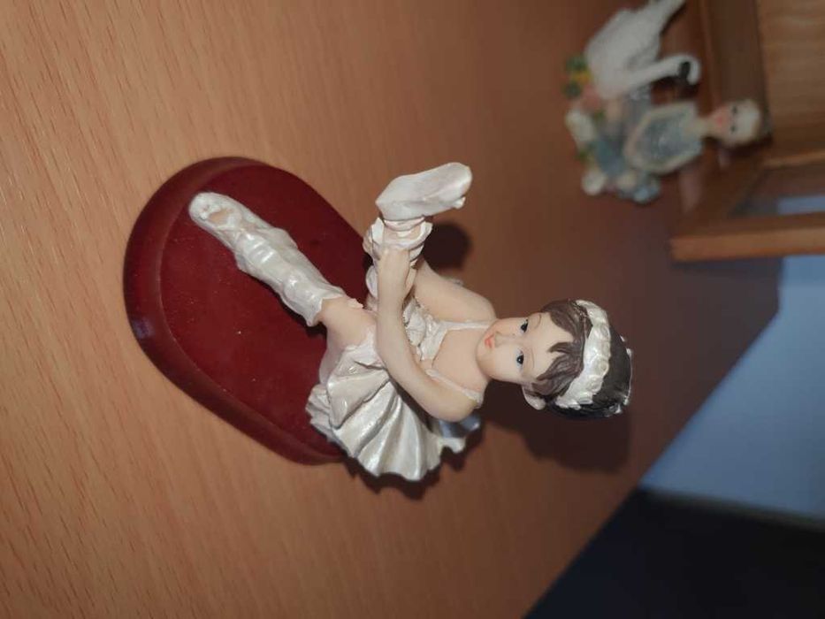 Vitrine de madeira com 2 portas de vidro, com 5 bailarinas e anjinho