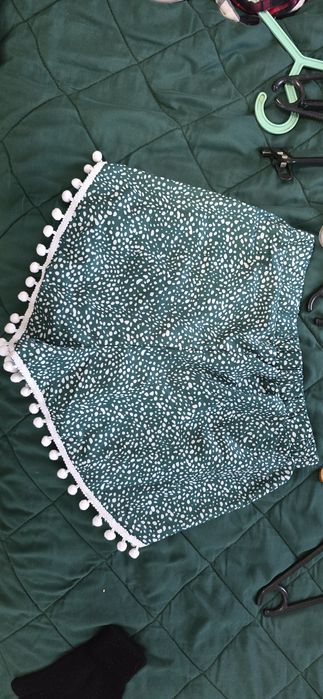 Spodenki zielone z pomponikami S