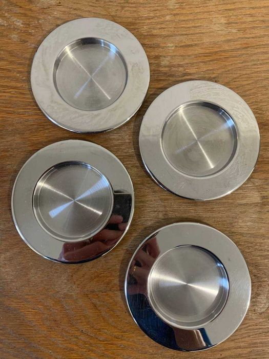 Металлические блюдца тарелочки