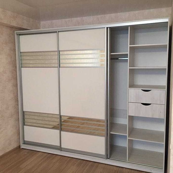 Шафа купе з фарбованим склом, тридверна шафа-купе