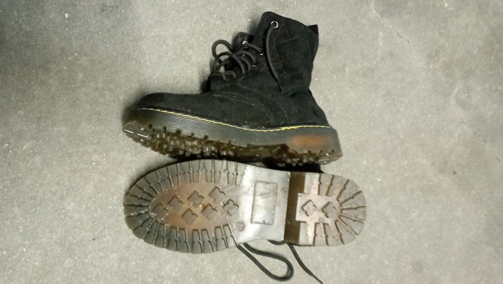Botas preta e rosa são n38 e a última bota n40  n40