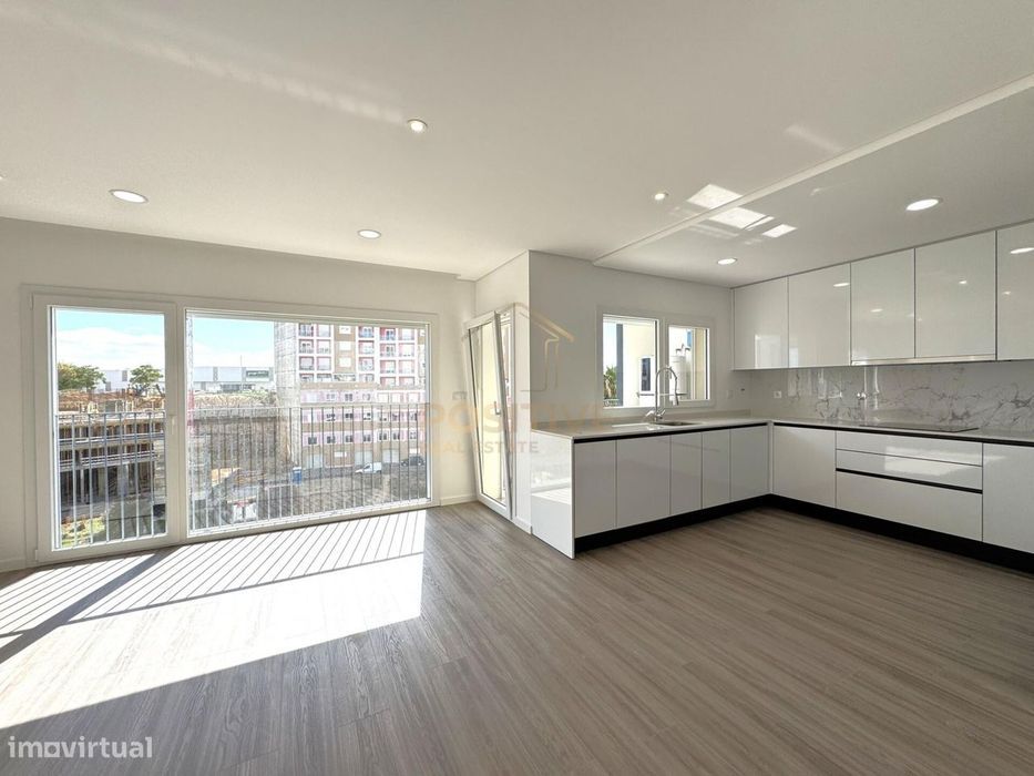 T3 em Santa Marta do Pinhal | Suite, 2 varandas e zona social de 31 m2