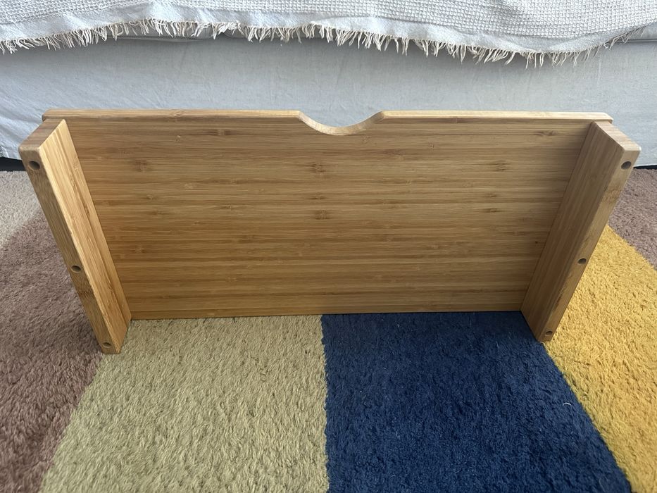 Tabuleiro para refeições ou trabalho em bambu.