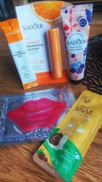 Zestaw kosmetyków, krem do rąk, maski do twarzy i ust, balsam do ust,