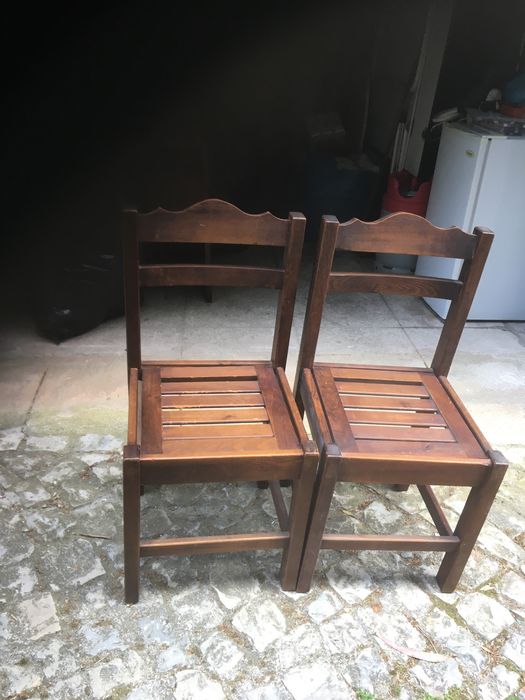 Vendo 2 secretarias com cadeiras e gavetas em pinho maciço