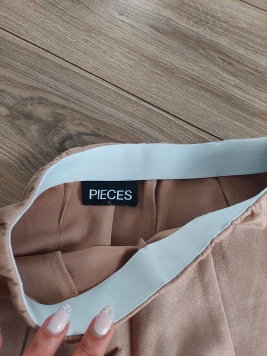 Beżowe zamszowe chinosy Pieces S