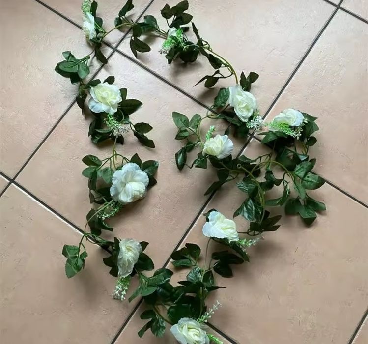 Kwiaty sztuczne, girlanda kwiatowa

Posiadam kilka sztuk, cena za jedną girlandę
