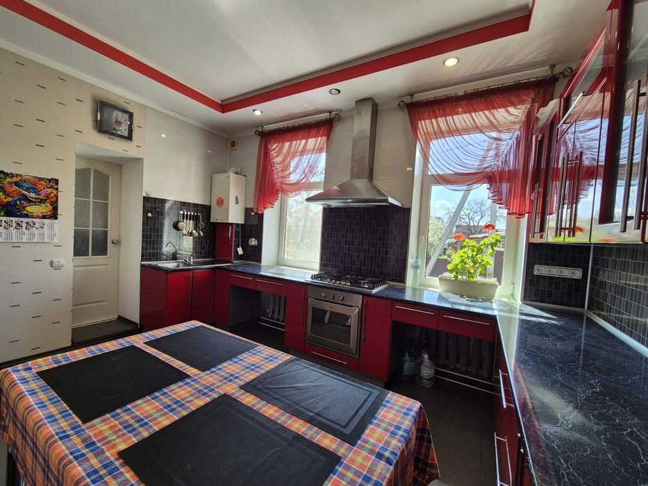 Продається будинок в Центральній частині міста.