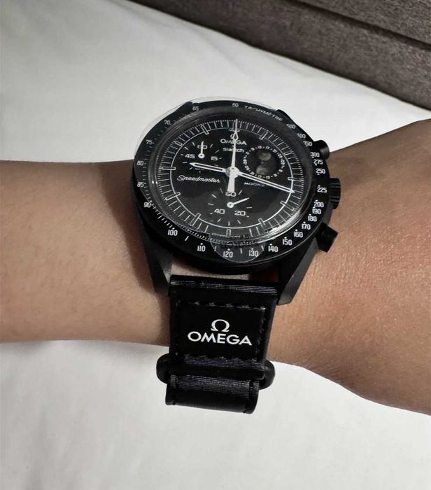 Swatch xOmega Bioceramic Moonswatch Mission To Moonphase Snoopy
Black