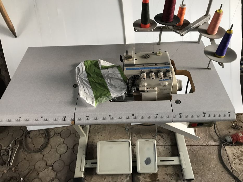 Overlock pięcionitkowy Juki MO-3616.