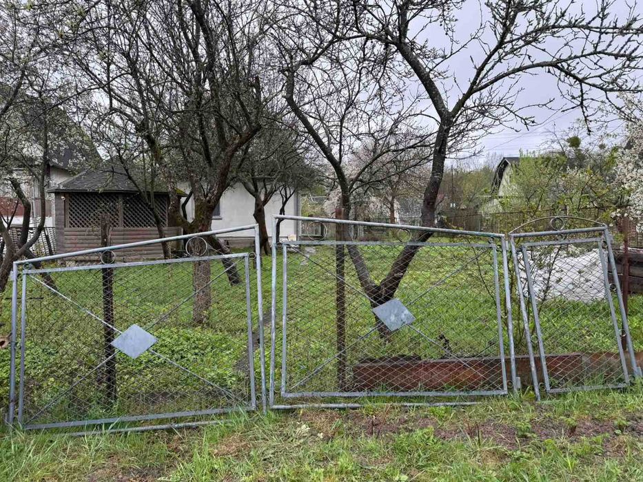 Ворота вїздні розпашні.