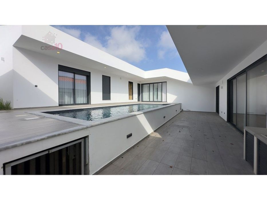 Vende-se moradia de arquitetura moderna T4 com piscina e jardim!