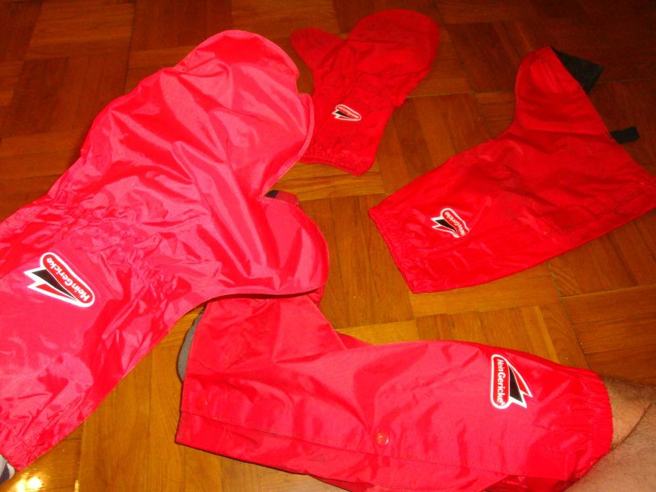 Дождевик-комбинезон с перчатками и бахилами , размер XL ( 54-56 )