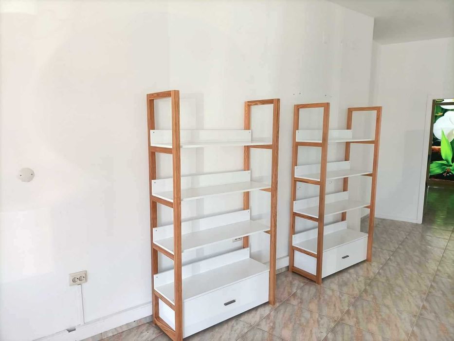 Estante em madeira e melamina branca