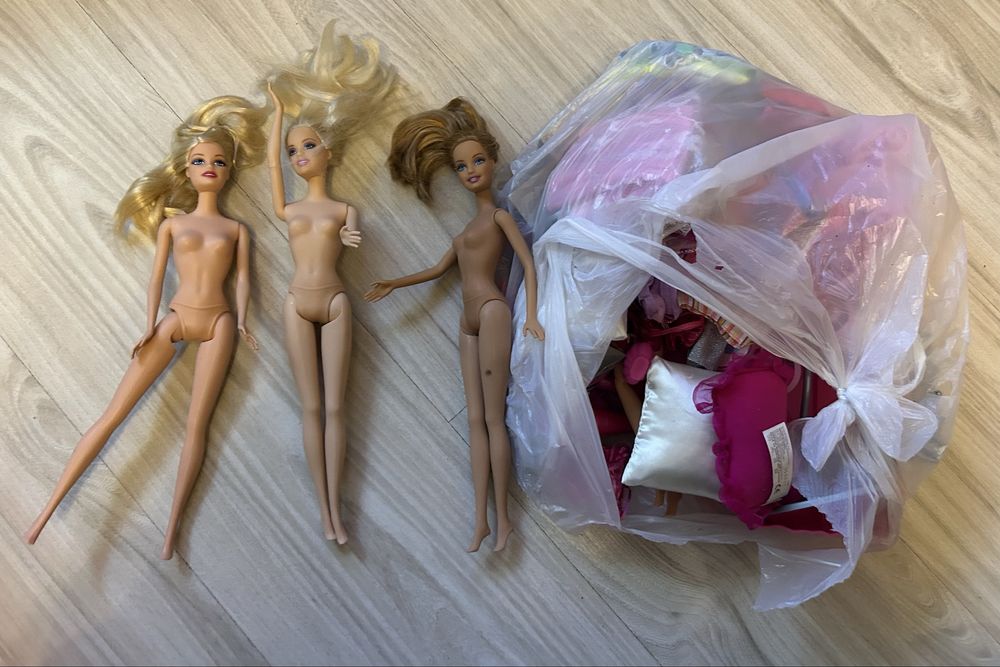 Oddam za darmo lalki Barbie z ubraniami i dodatkami