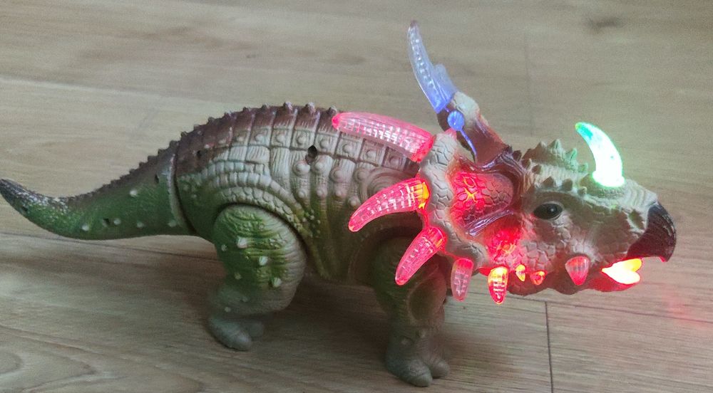 Dinozaur triceratops dźwięk światło