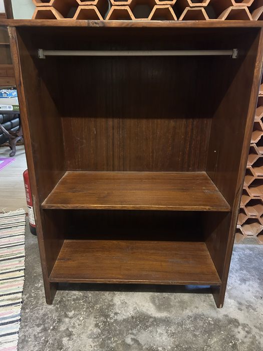 Móvel em madeira, com prateleira em bom estado