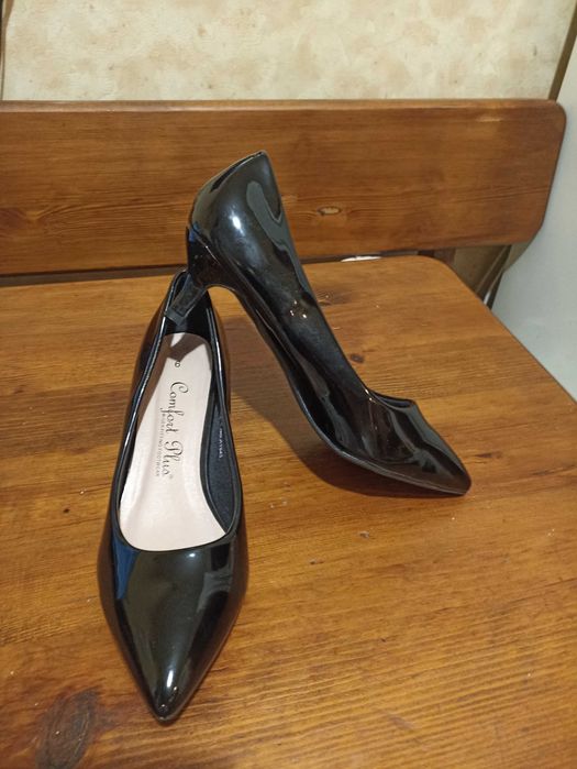 Весільні чорні лаковані туфлі човники кітен хіл 38 розмір 24 см