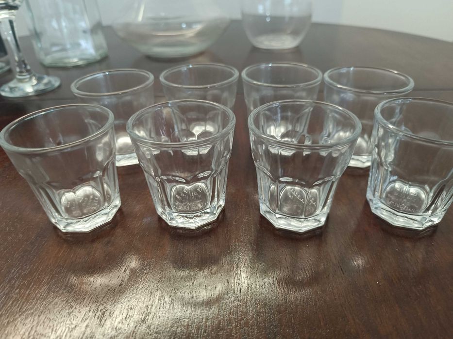 Conjunto de garrafas e copos de vidro