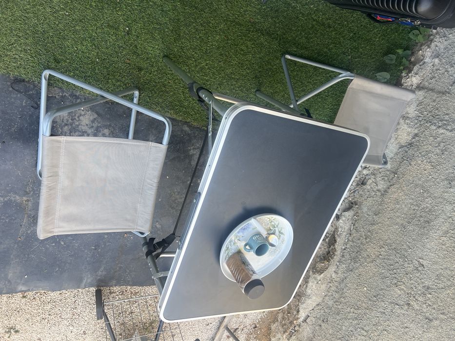 Estou vendendo mesa dobravel e cadeira