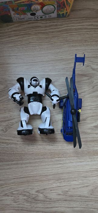 Helikopter i robot zabawki