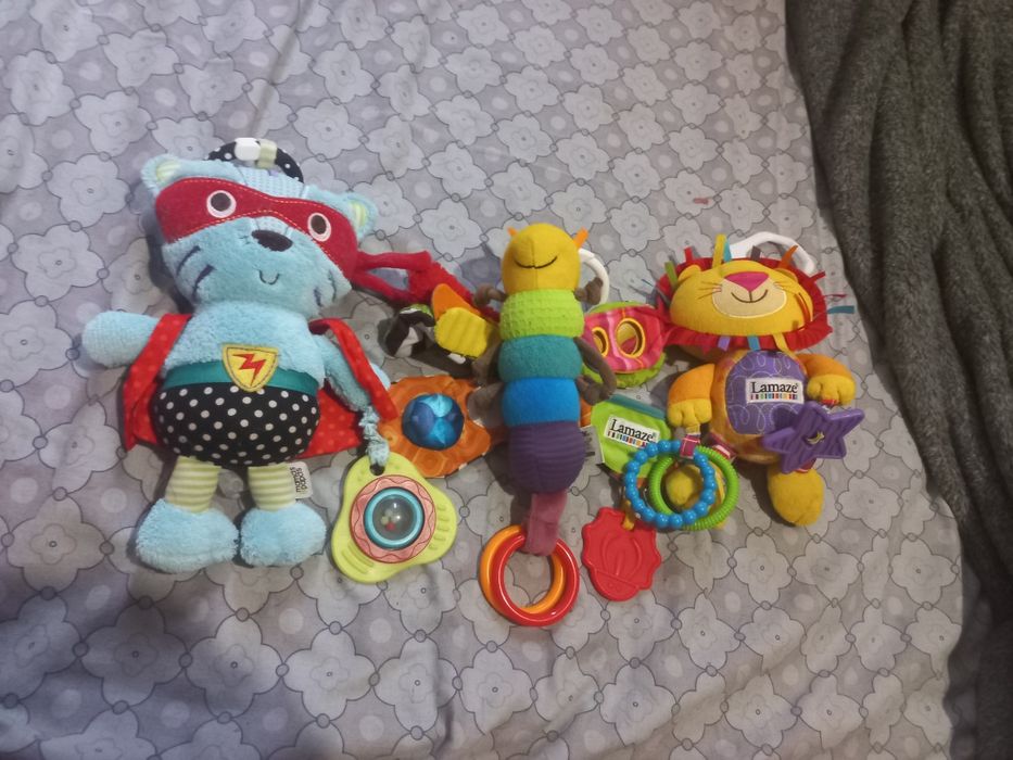 Іграшки на коляску