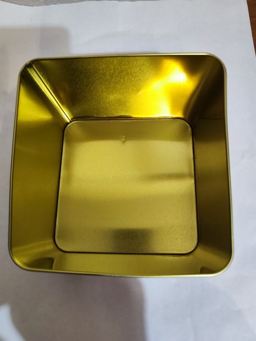 Cesto metálico vermelho e dourado da Yves Rocher