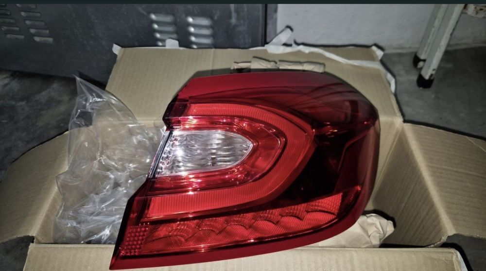 Farolim Ford Fiesta mk8 traseiro direito.