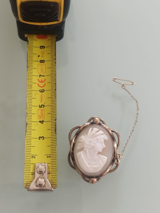 lindo broche  antigo com camafeu