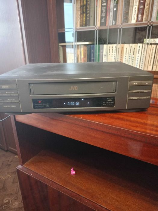 Видеомагнитофон  JVC