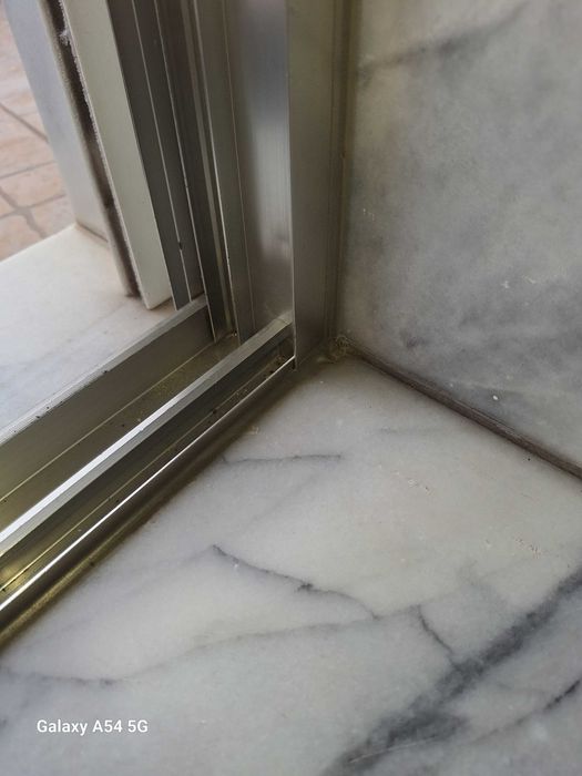 Janela e portas em aluminio, incluindo caixilharia (excelente estado)