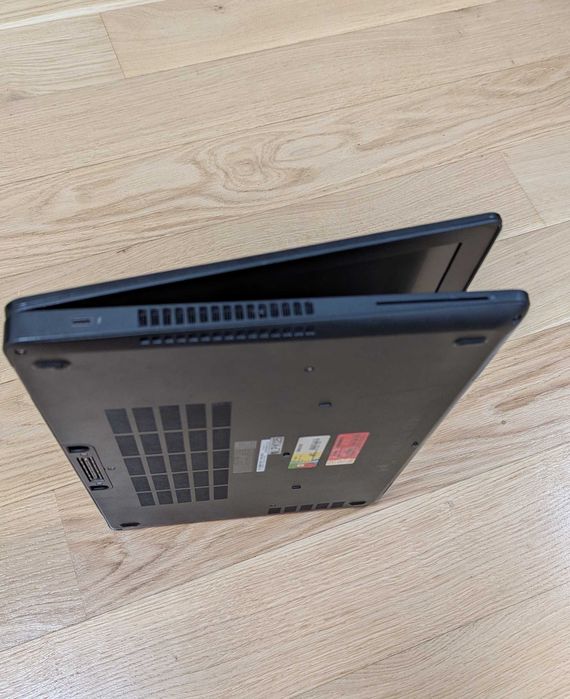 Laptop Dell Precision 3510 - uszkodzony, stacja dokująca