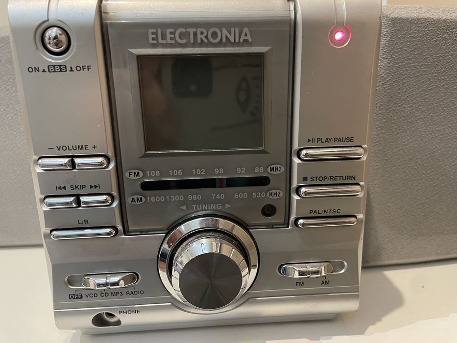 Aparelhagem com radio e leitura de CD’s.