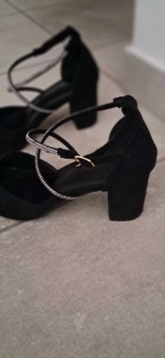 Sapatos elegantes de senhora. Confortáveis