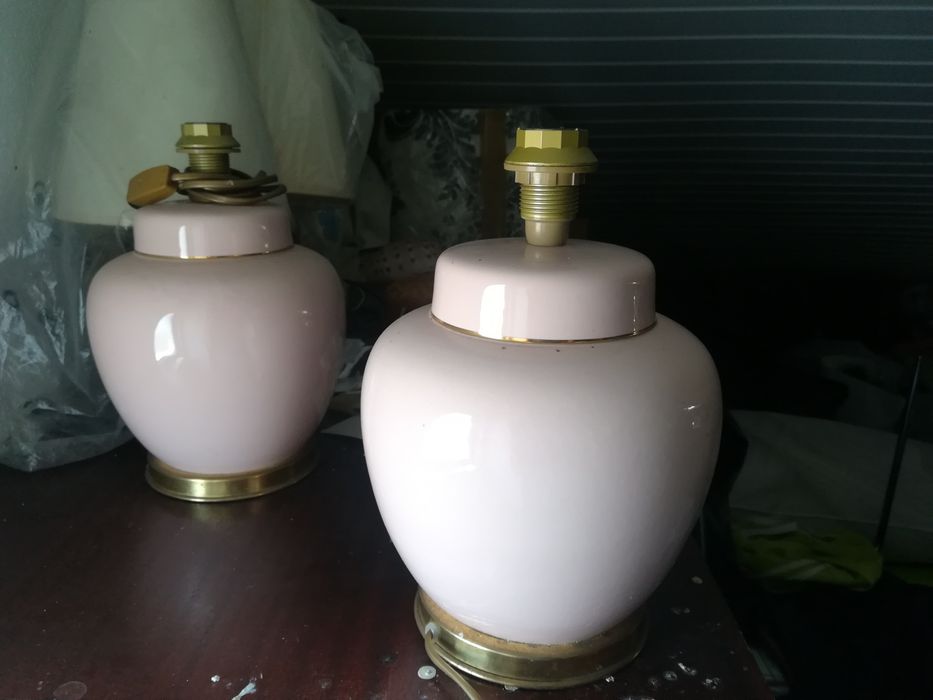 Candeeiro de mesa vintage, cor rosa, em funcionamento. Vendo par ou um
