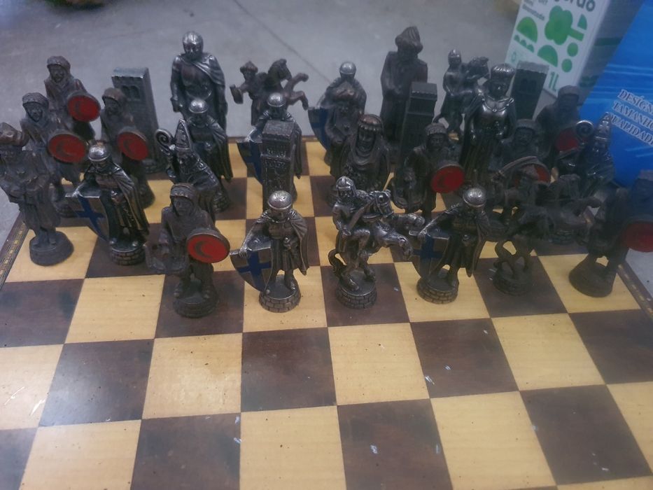 Jogo de Xadrz de colecção. Mouros vs portugueses. Peças de colecção.