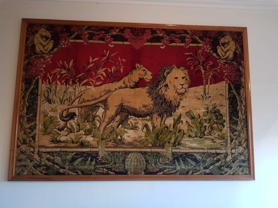Quadro grande "Leões na Selva"- em tapeçaria e moldura em madeira